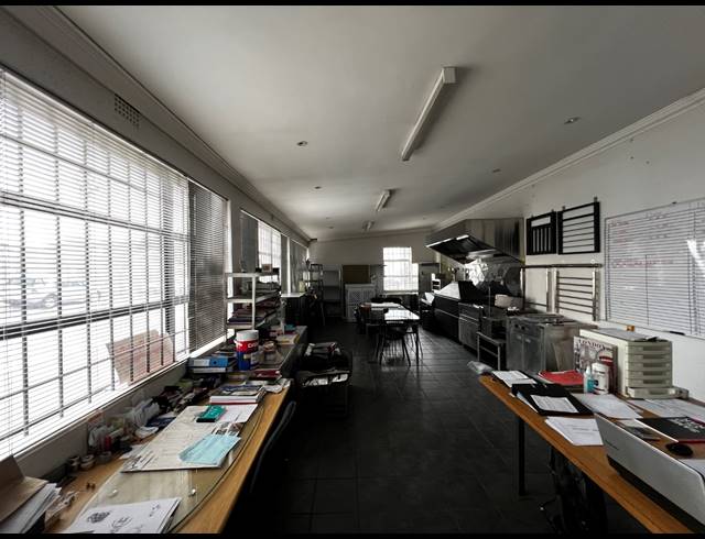 900M² WAREHOUSE FOR SALE IN PAROW EAST